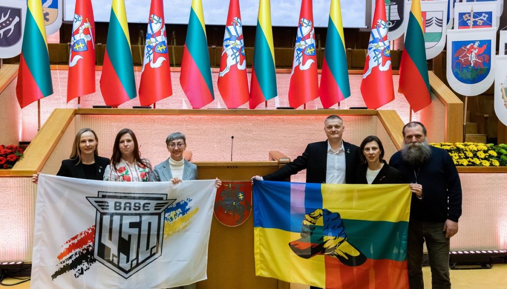 У Сеймі Литовської Республіки команда “Base 4.5.0.” привітала Литву з 33–ю річницею відновлення Незалежності