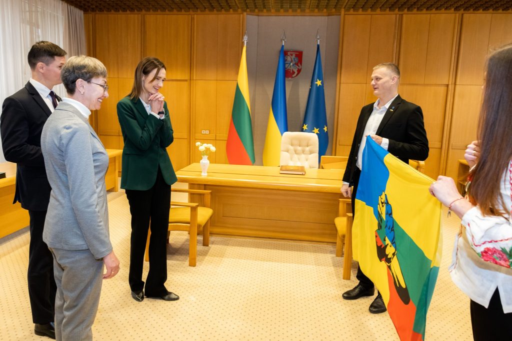 Засновники Base 4.5.0. вручають Спікеру Сейму Литви прапор братерства Україна - Литва